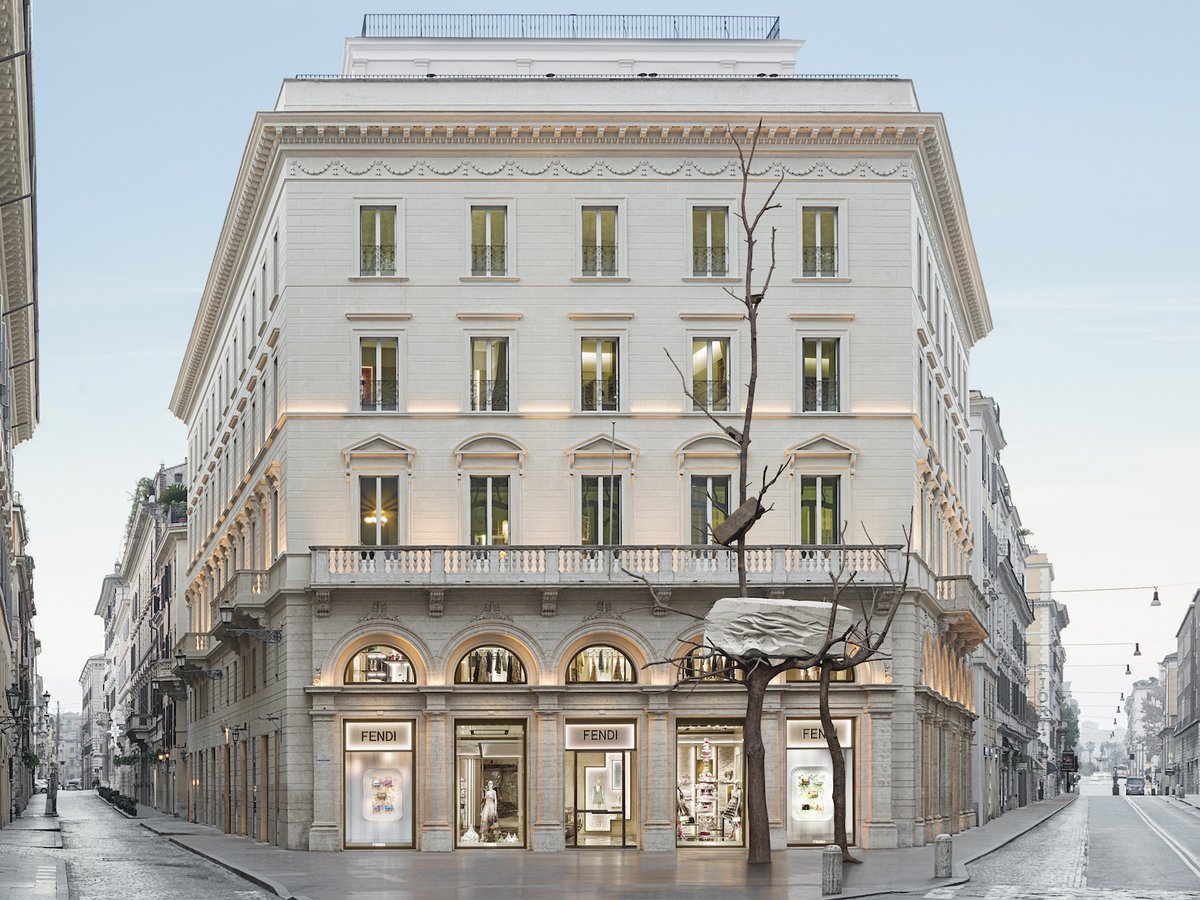 AeroportidiRoma's tweet photo. #adv
Scopri la splendida collezione FW2122 di #Fendi nella boutique del #taxfreemall nell’#areaE dell’aeroporto di #Fiumicino e fai shopping #senzaIVA del 22% se parti verso un Paese #ExtraSchenghen. Puoi anche consultare la Luxury Guide su https://t.co/ULmVrZJTty
📷 credit Fendi https://t.co/tWPQMatQgj
