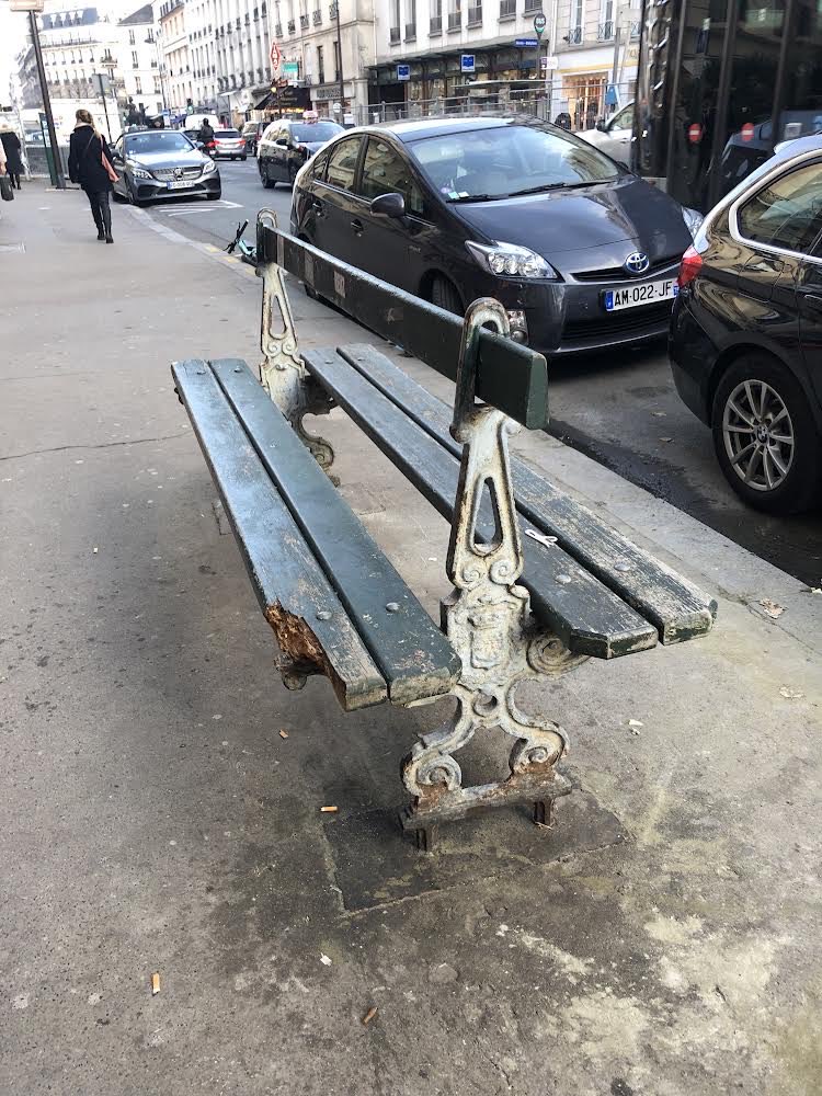 DuprDominique2's tweet photo. 🧐 Ce que les Parisiens n’arrivent toujours pas à comprendre : pourquoi y a t-il un budget pour implanter du mobilier urbain inutile et encombrant alors qu’il n’y en a pas pour entretenir les bancs Davioud qui font partie du patrimoine parisien ? #EspacePublic #ParisMaVille https://t.co/OOpt7awXVD