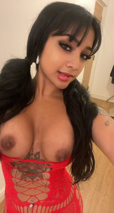 Yasmina Khan 💕 - who’s gunna be the last person to squeeze these melons this year then 🤨 https://t.co/jPG3lkwWmA