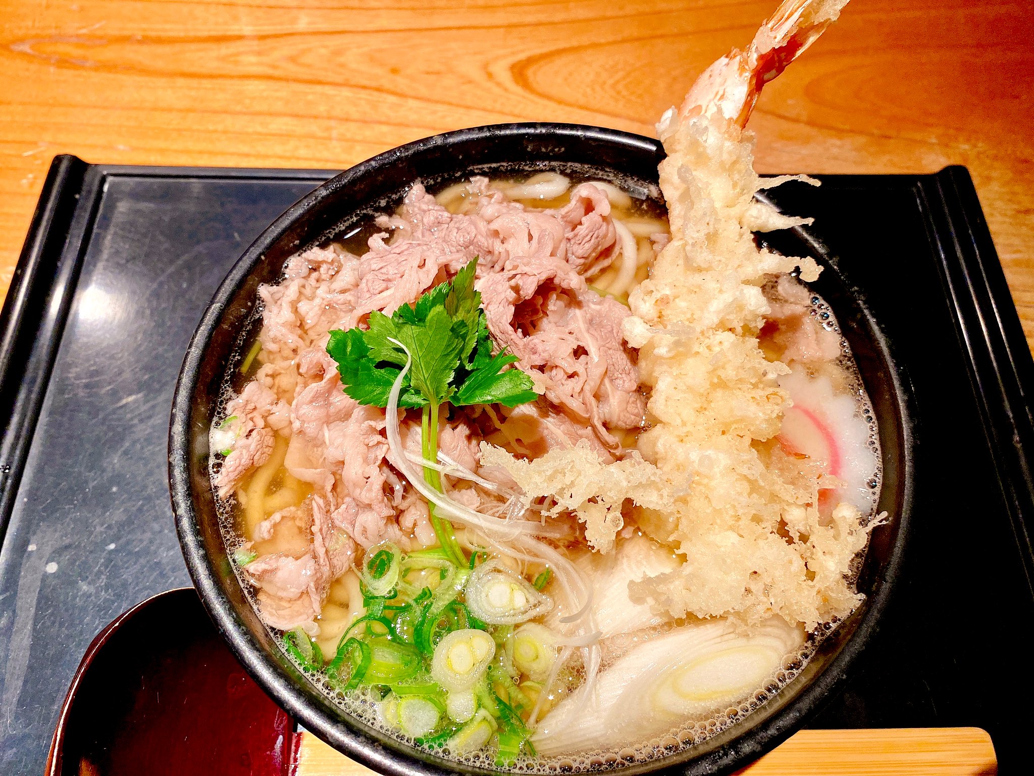 みちいぬ 手打ち釜あげうどん 禅 原宿 肉うどん 1 000円 2玉 0円 大海老天 300円 関西風で旨味のしっかり出たお出汁です うどんは細めだけどコシのある歯応えがしっかりしています 2玉にしたら量もかなり満足感ありました カレーうどんも美味しそう