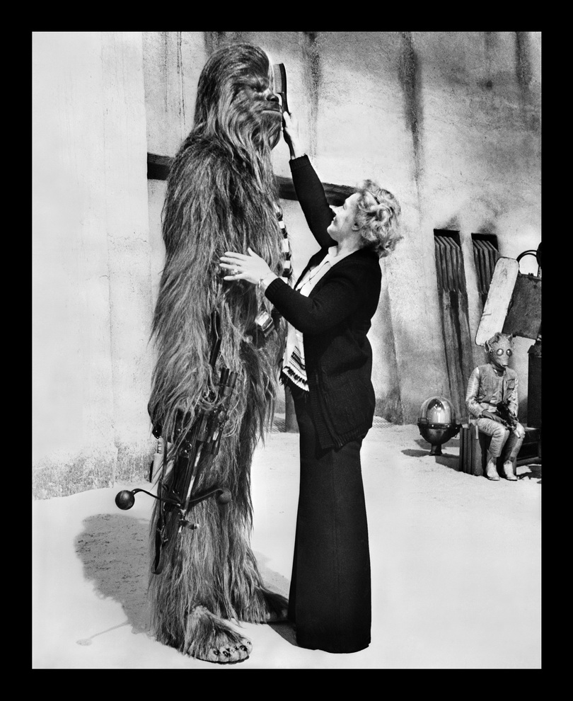 Behind the scenes of Star Wars (1977) with Chewbacca (Peter Mayhew) having his hair combed by Stewart Freeborn's wife, Kay. https://t.co/8a7EYx0sZX