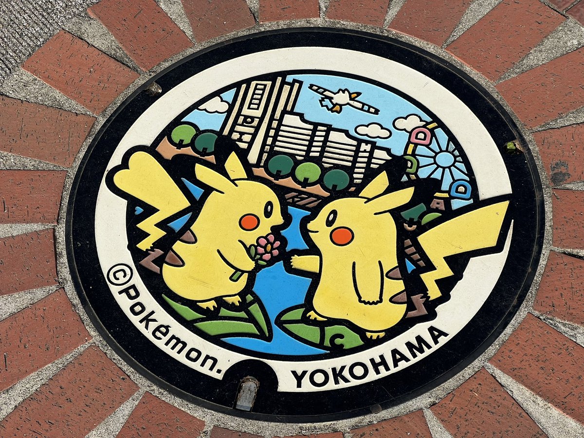 zeromk's tweet photo. みなとみらいのポケふたとピカチュウポスト(^^) https://t.co/GiDUMcBnDh