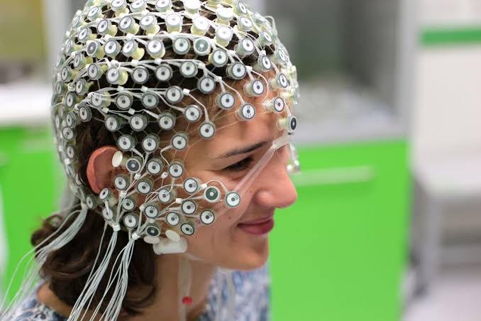 Youridefou's tweet photo. Des scientifiques japonais ont réussi à créer une machine IRM qui peut enregistrer nos rêves et les reconstruire pour qu'on puisse les regarder pendant qu'on est réveillé https://t.co/G4kMyASffw