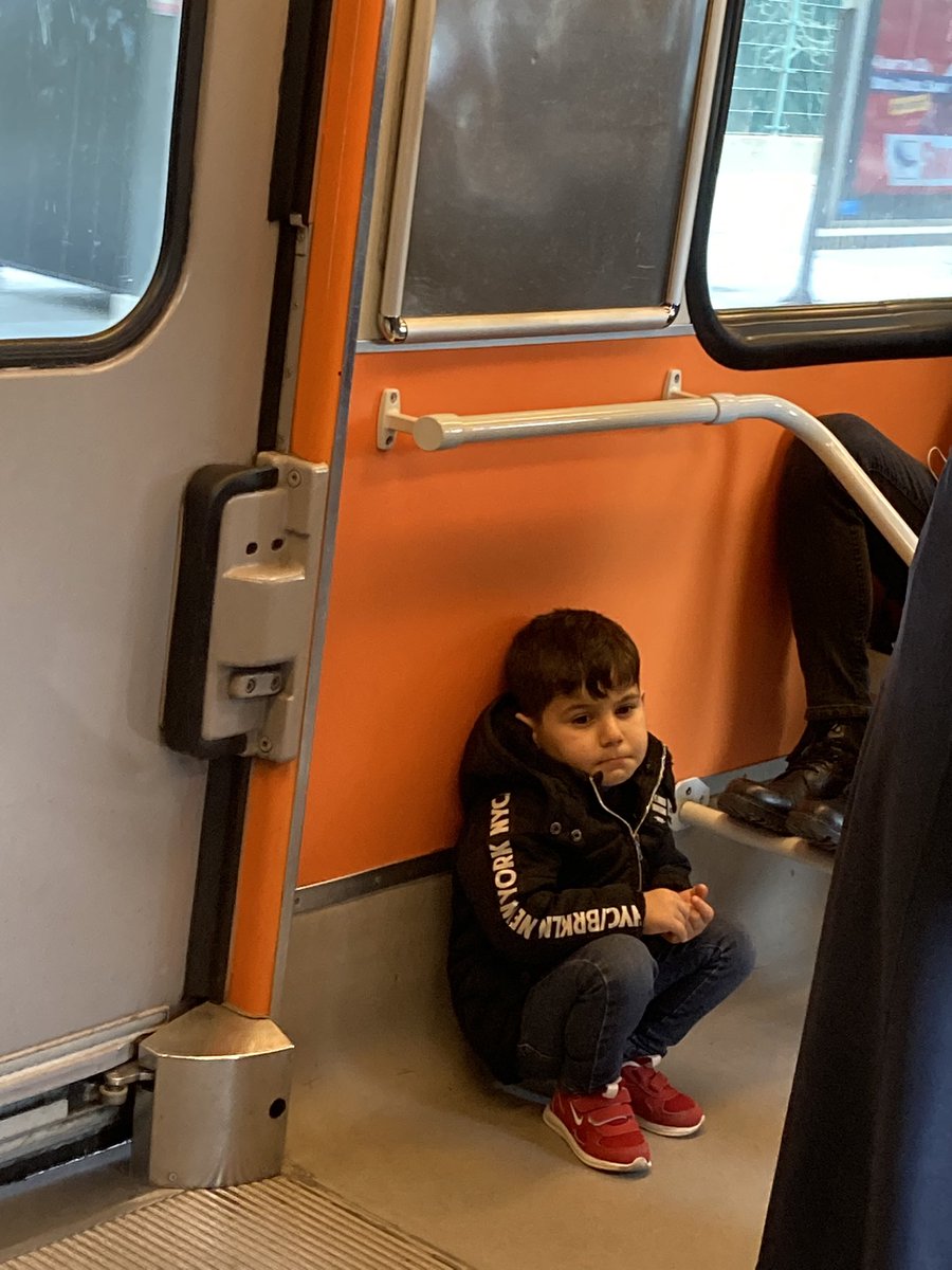 çocuk bu yaşta ülke ekonomisini düşünmekten tarlası yanmış köylü gibi duruyor.