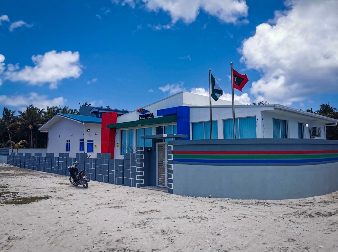FNKShaviyani's tweet photo. ށ. ފޯކައިދޫ ފެނަކަ އައު އިންޖީނުގެ އާއި އައު އޮފީސް އިމާރާތް; މި މަޝްރޫޢުގެ ސަބަބުން ޒާމާނުންސުރެ ރަށަށް ދިމާވެފައިވާ ކަރަންޓުގެ މައްސަލައަށް ދާއިމީ ހައްލެއްގެނުވަދީ, ރައްޔިތުން ތަހައްމަލް ކުރަމުންއަންނަ ދަތި އުނދަގޫތަކަށް ބޮޑު ލުއިއެތް ގެނުވަދޭނެ. 
#ޓީމްފެނަކަ https://t.co/k8zyLAal4i