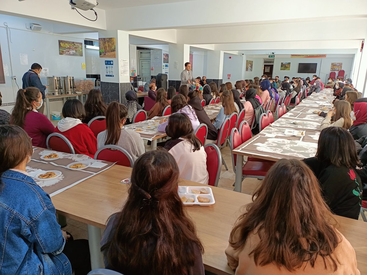 TC_Bolvadin's tweet photo. Kaymakamımız @TanerBolat üniversite sınavına girecek olan Mustafa Hüsnü Gemici Lisesi 12. sınıf öğrencileri ile motivasyon buluşmasında bir araya geldi. https://t.co/3aP2JVFKfk