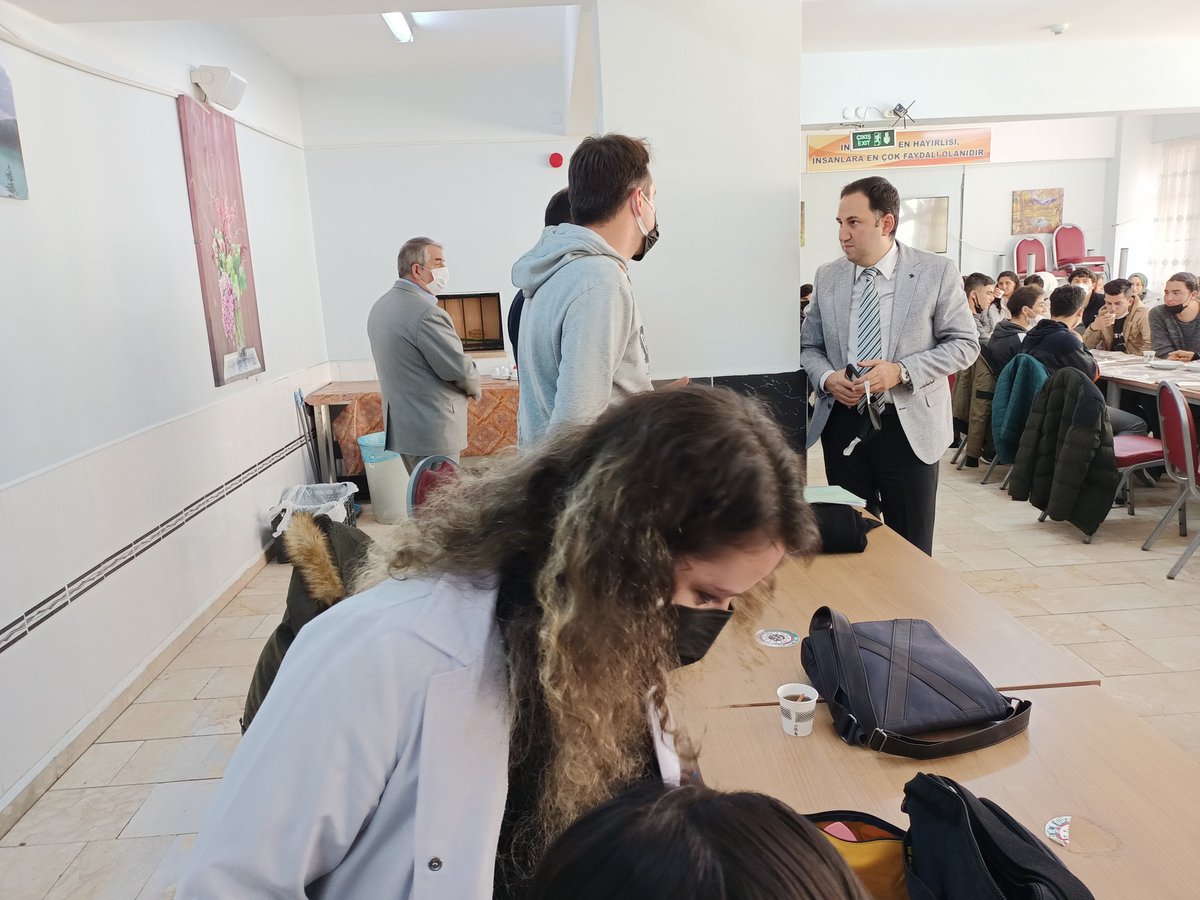 TC_Bolvadin's tweet photo. Kaymakamımız @TanerBolat üniversite sınavına girecek olan Mustafa Hüsnü Gemici Lisesi 12. sınıf öğrencileri ile motivasyon buluşmasında bir araya geldi. https://t.co/3aP2JVFKfk