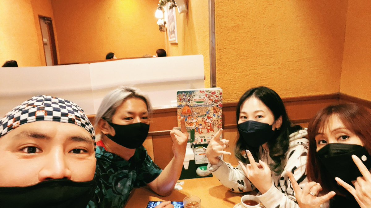 fairy_mirror's tweet photo. 2021も年末です。今年は予想外の出来事があり、メンバー4人、今日は久しぶりに集まって色々話しました。それぞれ考えてる事が同じで安心したのと、やっぱ集まると最強に楽しく落ち着く時間でした。ちょっと淋しいけれど。
とり急ぎ、私達は元気です。皆さま、良いお年をお迎えください✨　#FAIRYMIRROR https://t.co/DWEEF1lRvV