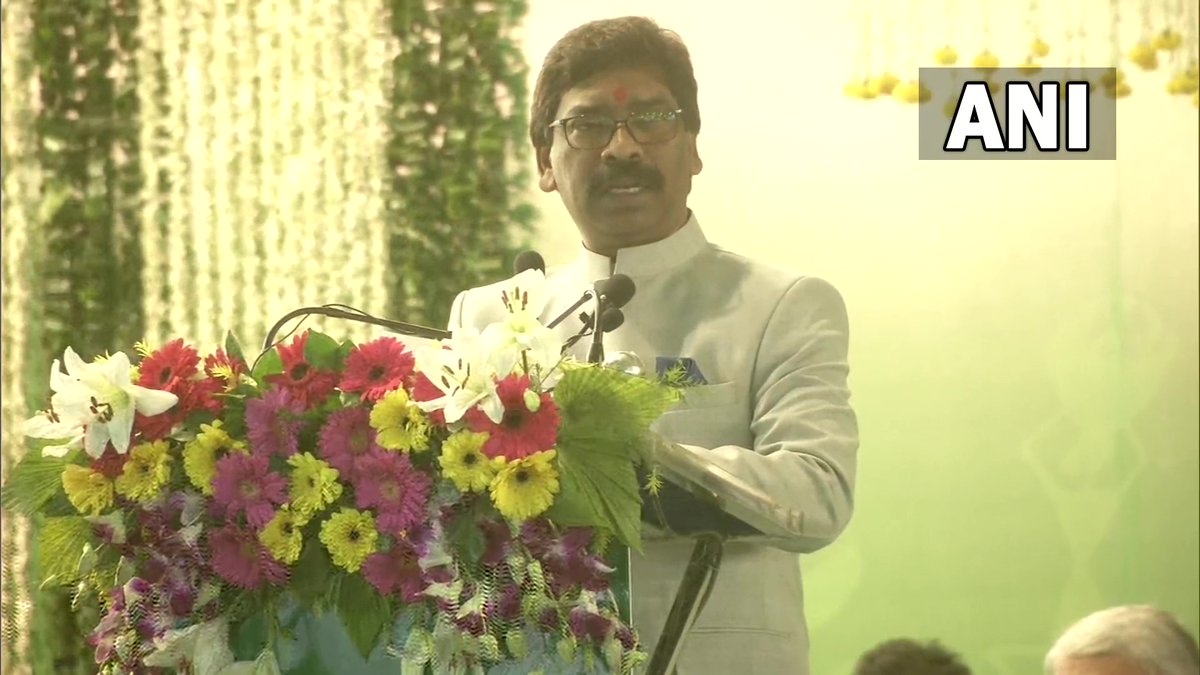 ANI's tweet photo. Jharkhand government has decided to give a concession of Rs 25 per litre petrol to motorcycles and scooter riders. This will be implemented from 26th January 2022: Hemant Soren, Chief Minister, Jharkhand https://t.co/eIuJWq6T16