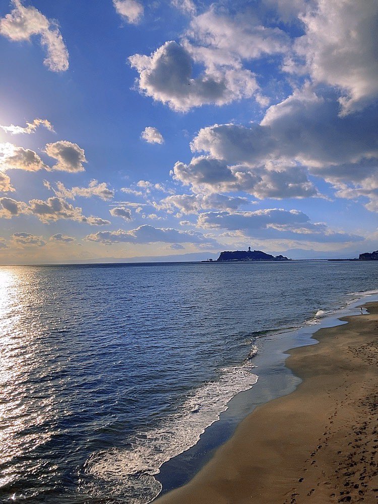 flashlpoint's tweet image. 今年最後の海、鎌倉@七里が浜　残念ながらno surf オンショアが心地よい冬休み初日の午後☕️