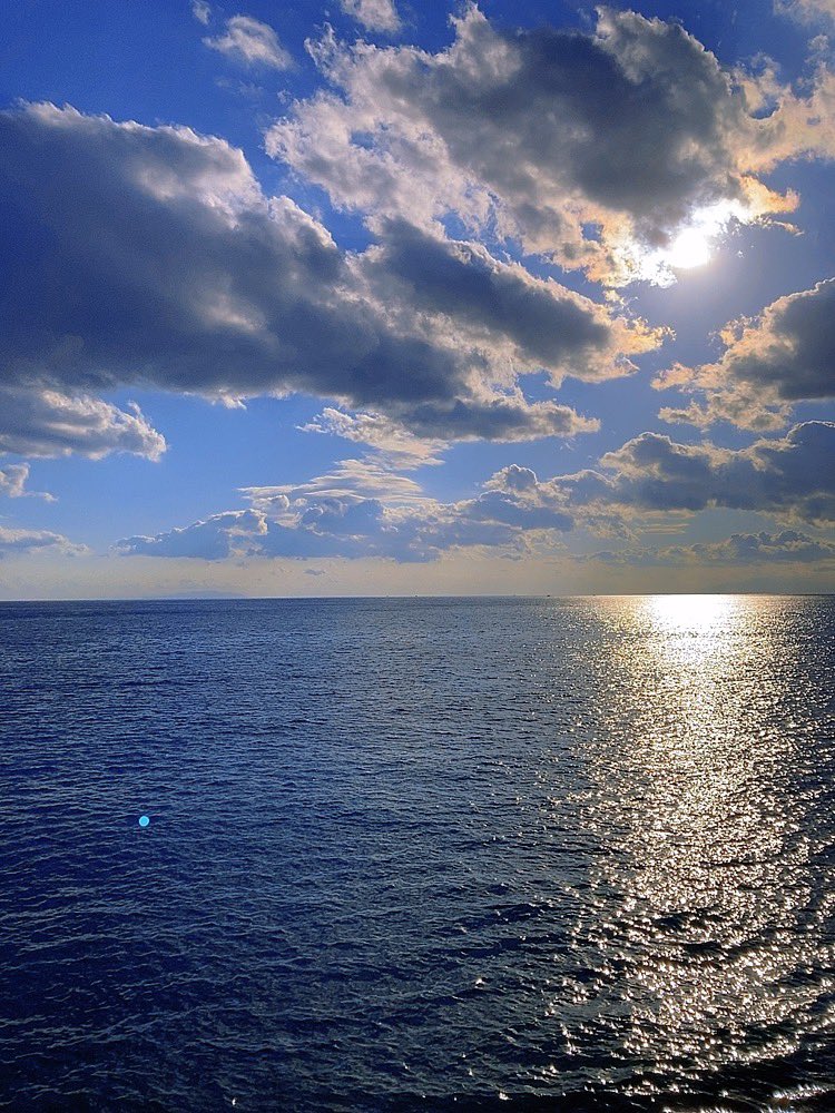 flashlpoint's tweet image. 今年最後の海、鎌倉@七里が浜　残念ながらno surf オンショアが心地よい冬休み初日の午後☕️