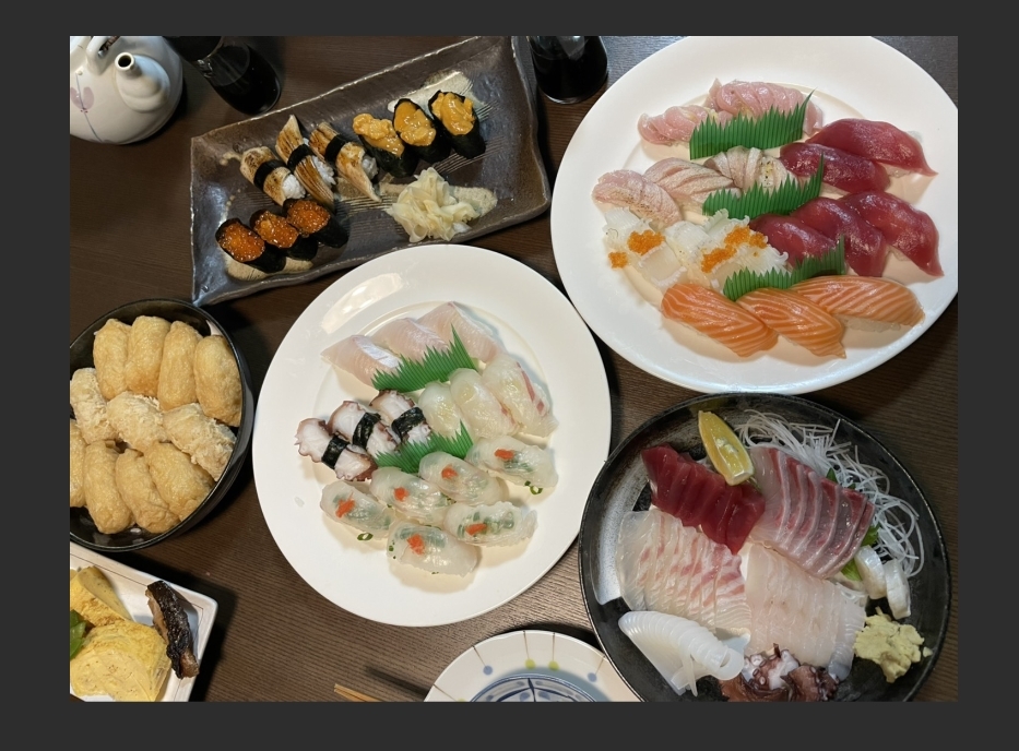 前回お寿司のコマが綺麗に描かれてました!って反響があったのですが加工です!というわけでやり方を説明!元画像をクリスタのフィルター「イラスト調」で編集すると三枚目みたいになるのでこちらを加筆してさらにイラストっぽくしたものがコマで使われたものです~こういう時短技術大好き!