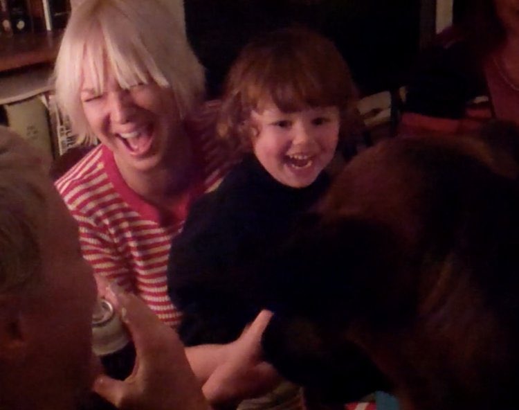 Intofurler's tweet photo. More new surfaced pictures of Sia 😍 https://t.co/WOdIjwEE7Q