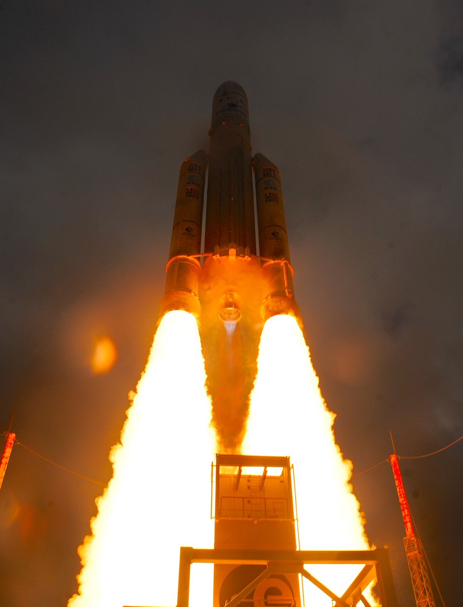 Mips81's tweet photo. ESA_fr: Et voici les dernières photos prises par les caméras à déclenchement automatique lors du décollage du vol @ariane5 #VA256. Bravo à notre photographe ESA Stephane Corvaja ! Ces photos seront bientôt disponibles sur https://t.co/AwPyiCuTLY
#WebbF… https://t.co/X5Nsr4Sy7L