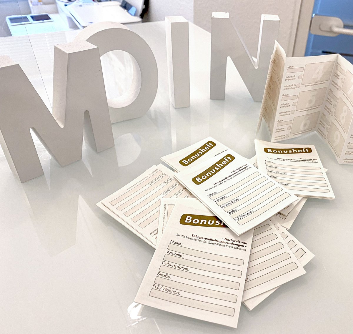 Haben Sie schon Ihren Bonusheft-Stempel für 2021? Gestern war unser jährlicher Bonusheft-Tag. Ab dem 03.Januar 2022 haben wieder geöffnet. zahnmaennle.de/urlaub-notdien…