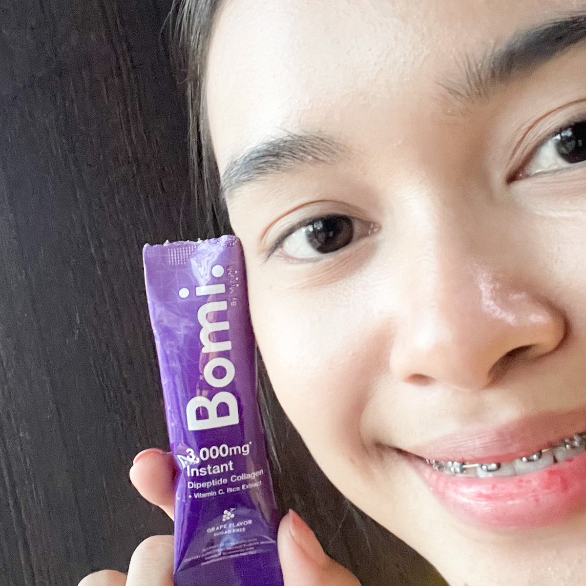 mmtd_tpw's tweet photo. เห็นคนรีวิว bomi collagen เยอะมาก เจอในเซเว่นพอดีเลยซื้อมาลอง ไม่ต้องชงเลย ฉีกซองกรอกปากได้เลย รสชาติก็อร่อยอะเหมือนกินขนมเลย ไม่คาวกินง่ายมาก เหมาะกับอิฉันสุด 😂 แล้วสรรพคุณเค้าคือเยอะจริง ลดเลือนริ้วรอย ผิวชุ่มชื้น ลดการอักเสบของสิว ราคาแค่ 39 บาทเองอะ คุ้ม 💗🎉 #รีวิวเซเว่น https://t.co/gyTsrUR0di