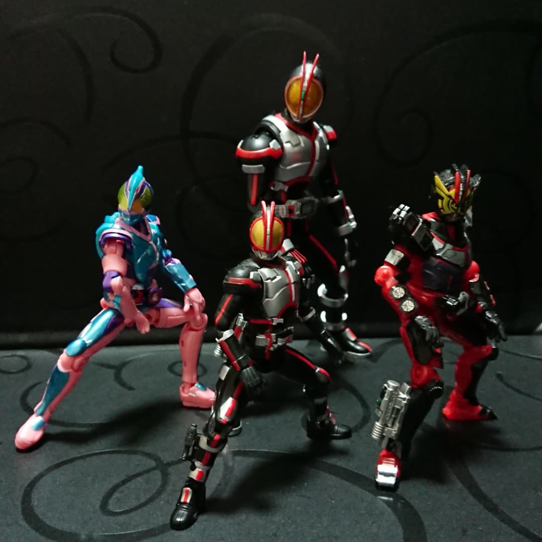 Aloha19 2体のファイズと 2体のファイズモチーフのライダー どれもかっこいい 仮面ライダーファイズ 仮面ライダー555 クリムゾンスマッシュ 仮面ライダーゲイツ 仮面ライダーリバイス 仮面ライダーリバイプテラゲノム 装動仮面ライダーリバイス