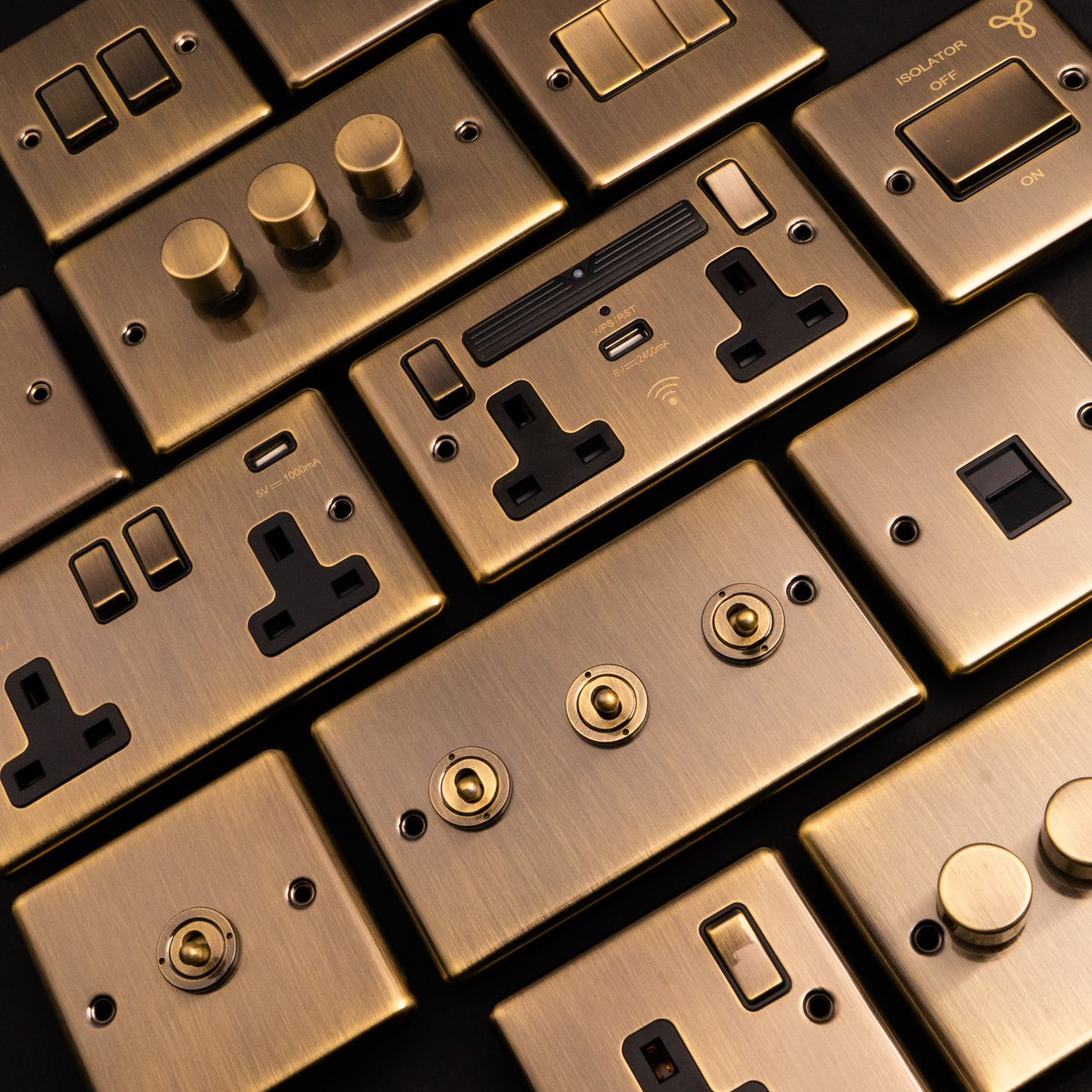 EuroliteUK's tweet photo. All AB everything 🤩 

Antique Brass is a winner, a timeless classic that is a great finishing touch to any room. 

#antiquebrass #enhancedecorative #timeless #contemporary #new #newproduct https://t.co/aobmksEl8z