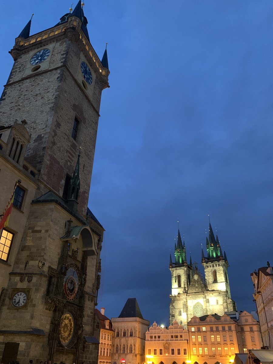 プラハ旧市庁舎とティーンの前の聖母教会