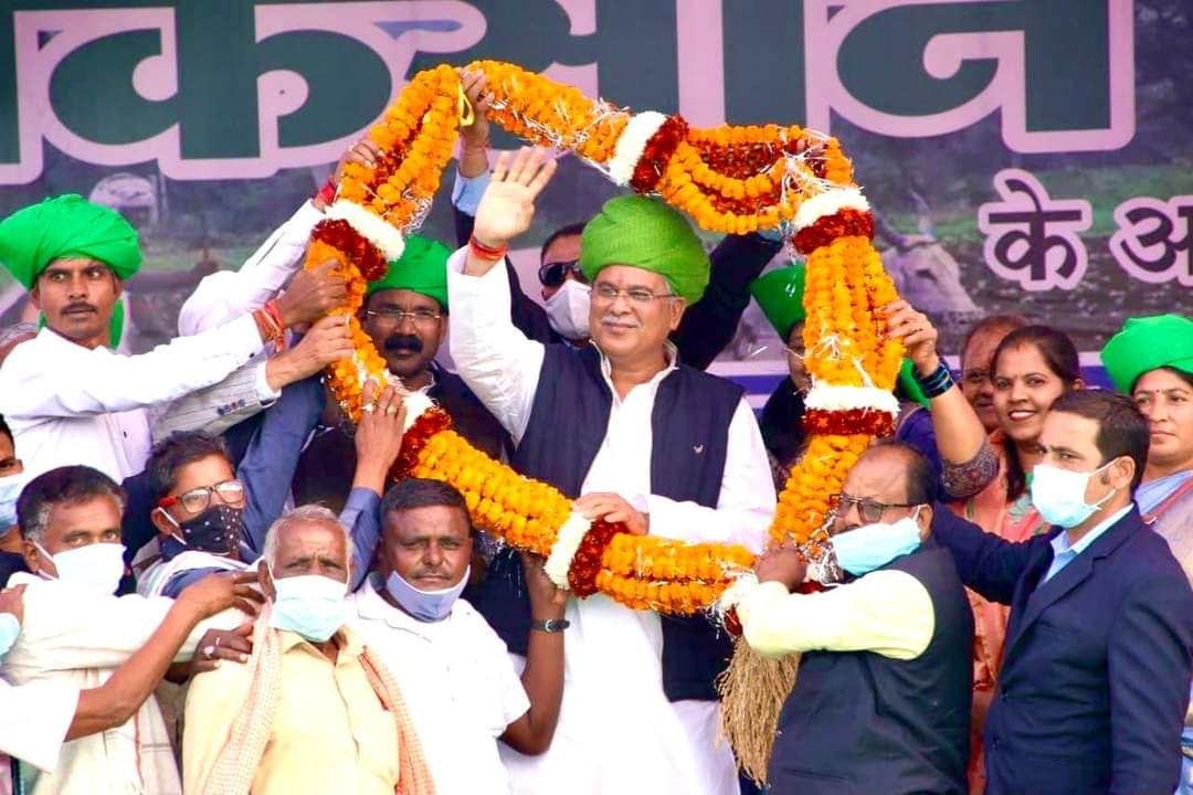 AlkaKispotta's tweet photo. तन के कपड़ों के चिथड़े उड़ते हैं तब जाके फसल लहलहाती है। आदरणीय @bhupeshbaghel जी उसी पसीने के अंकुरण हैं।
बालोद जिले में किसान सम्मेलन में शामिल होकर उन्होंने किसानों को भरोसा दिया कि मेरी धड़कने किसानों के लिए ही धड़कती है।

 #Farmers #NyayYojana https://t.co/G25T7kL06P
