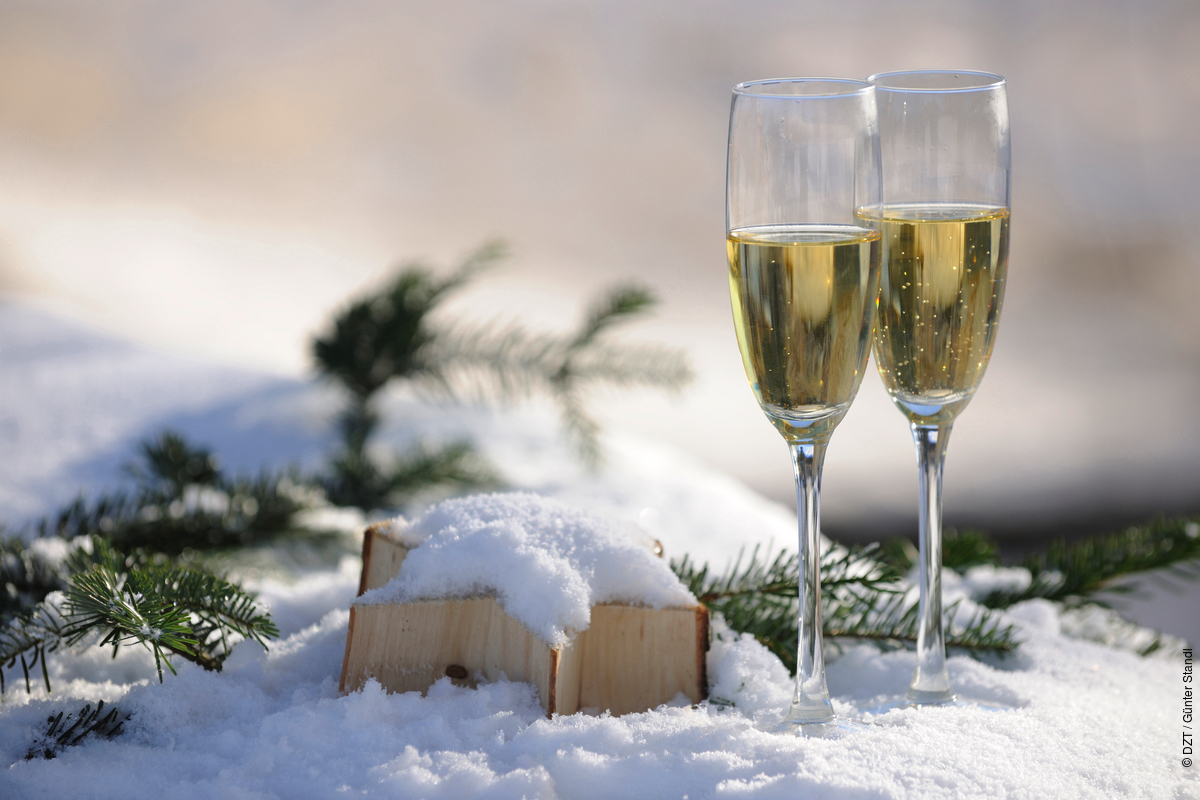 VisitGermanyUK's tweet photo. The whole team at the German National Tourist Office for the United Kingdom & Ireland wishes you a Happy New Year or as we say in Germany - "Einen guten Rutsch ins neue Jahr!” 🥳🍾 but above all, we wish you a prosperous and healthy start to the New Year! #EnjoyGermany 2023 https://t.co/pb4aww10hC