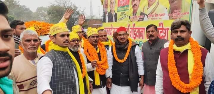 TheBDYadav's tweet photo. समाजवादी पार्टी की सरकार बनाने का संदेश लेकर यात्रा पर निकले गोंडवाना गणतंत्र पार्टी के पदाधिकारियों का फेफना विधानसभा में आगमन
#बाइस_में_बाइसिकल 
@yadavakhilesh @DrRajpalKashyap @samajwadiparty @MediaCellSP @NareshUttamSP @profamishra @proframgopalya1 https://t.co/zqxjTdgYBt
