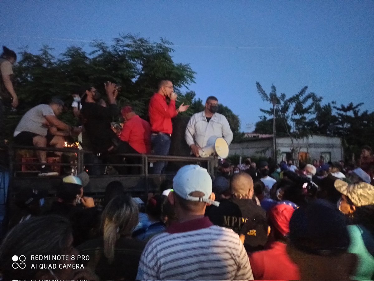 CamejoDefren's tweet photo. @Rosmarys_28 @dcabellor @NicolasMaduro @jaarreaza Caminata y asamblea con el Candidato de la Patria en Barinas . https://t.co/brrhctUCvz