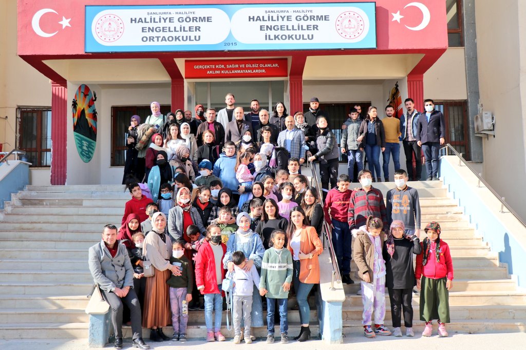 GSB_Sanliurfa's tweet photo. Harran Yurdu öğrencilerimizle Haliliye Görme Engelliler Okulunda eğitim gören çocuklarla bir araya geldik. Hazırladığımız sesli kitapları dinledik ve doyasıya dans edip eğlendik. Herkese kocaman kalp ❤️ @kasapoglu @gencliksporbak https://t.co/8jGfwsTnG3