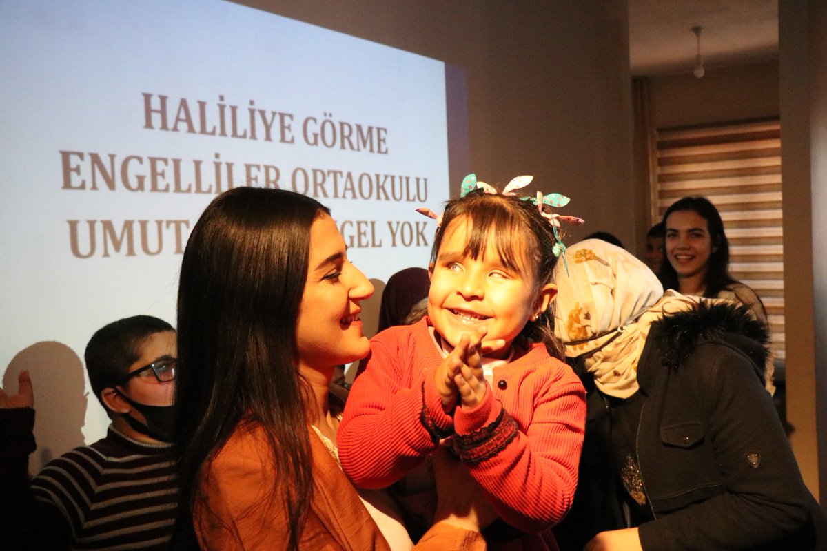 GSB_Sanliurfa's tweet photo. Harran Yurdu öğrencilerimizle Haliliye Görme Engelliler Okulunda eğitim gören çocuklarla bir araya geldik. Hazırladığımız sesli kitapları dinledik ve doyasıya dans edip eğlendik. Herkese kocaman kalp ❤️ @kasapoglu @gencliksporbak https://t.co/8jGfwsTnG3