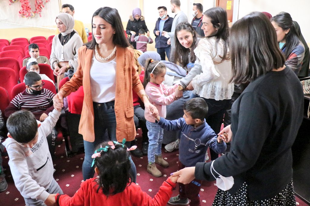 GSB_Sanliurfa's tweet photo. Harran Yurdu öğrencilerimizle Haliliye Görme Engelliler Okulunda eğitim gören çocuklarla bir araya geldik. Hazırladığımız sesli kitapları dinledik ve doyasıya dans edip eğlendik. Herkese kocaman kalp ❤️ @kasapoglu @gencliksporbak https://t.co/8jGfwsTnG3