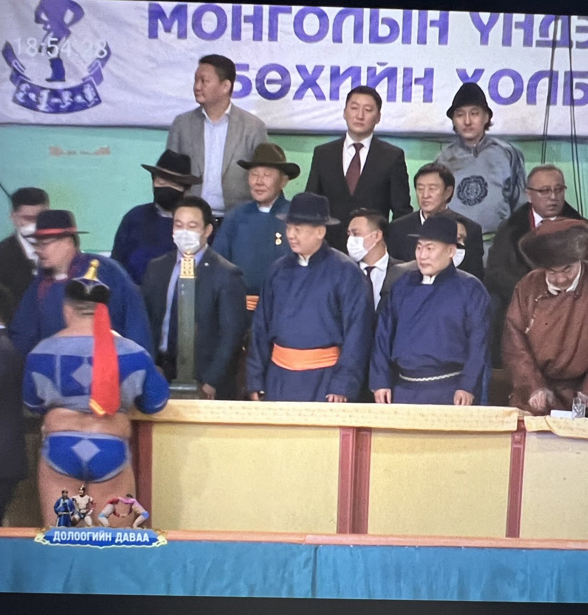 Жилийн эцэс тайлан тооцоо гээд ажил ихтэй баймаар юм. Тэгтэл манай улсын хамаг том дарга нар нь бүтэн өдөр бөх үзээд хийцгүйрч явна… ийм байхад хөгжил дэвшил яриад ч юухэв