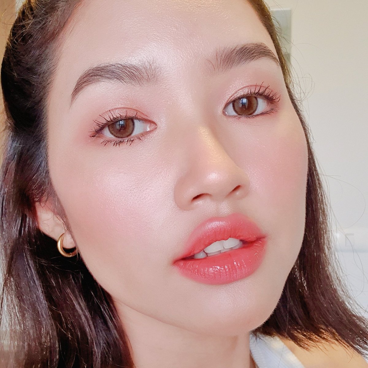 bowty__np's tweet photo. ถามจริ๊ง!! Hourglass Ambient Lighting Edit - Universe ทำได้ขนาดนี้เลยหรออออ ผิวโกลว์ สวยสุขภาพดีดั่งคุณหนูในวังแม๊ เล่นแสงเล่นเงาเริด ปัดทั้ง หน้า ตา แก้ม ไฮไลท์ คอนทัวร์ ครบ!! จบที่เอาเงินไปแลก 3,100บาท รู้สึกคุ้มกับเงินที่เสียไปเพื่อผิวแบบนี้!! #ไว้รีวิวห้ามขายของโว้ยย https://t.co/hJK54yoYZM