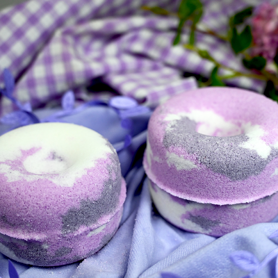 UKSoapKitchen's tweet photo. What's that? Did somebody say new products! 💜

Introducing our two brand new large and medium doughnut moulds, perfect for making some gorgeously sweet bath bombs! 

https://t.co/cJIDAVOocK 👈 https://t.co/MUAwUrFzTb