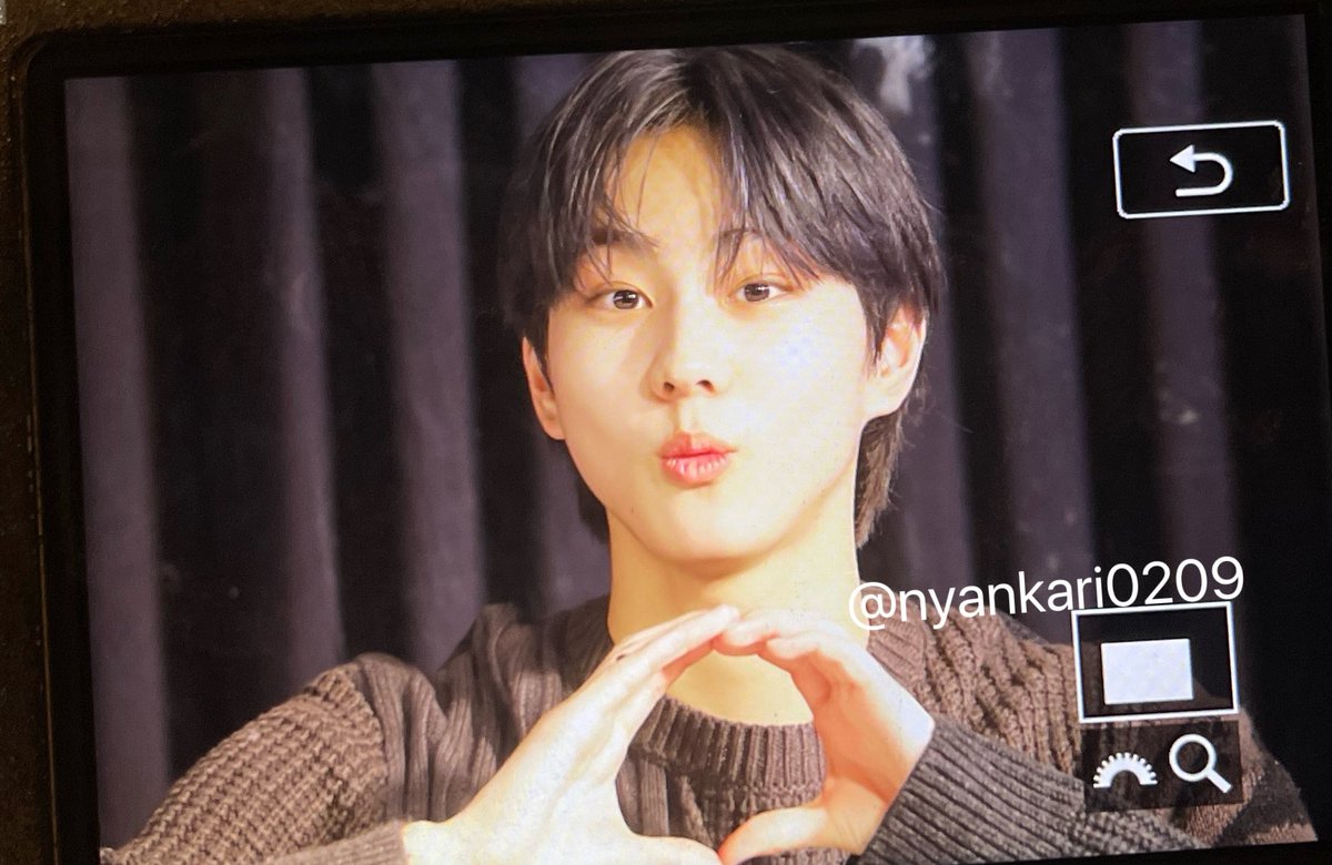 yjwprnts's tweet photo. look at jungwon spelling "love" in tiny again 😭😭 https://t.co/FIB7KFvCVB