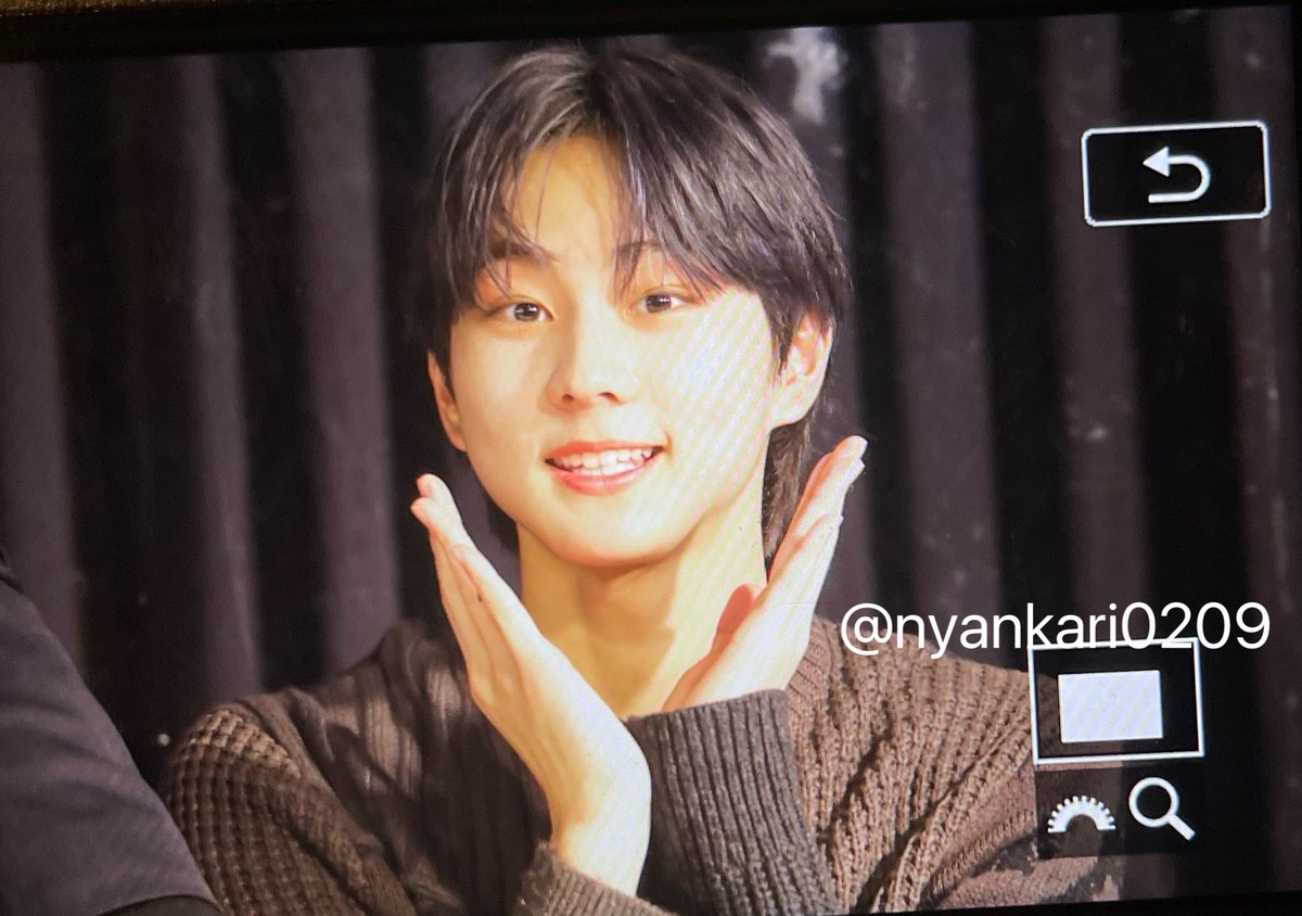 yjwprnts's tweet photo. look at jungwon spelling "love" in tiny again 😭😭 https://t.co/FIB7KFvCVB