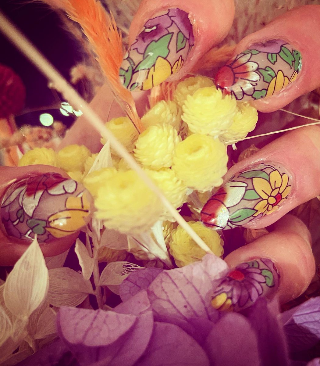 gemmyred's tweet photo. Christmas, what Christmas?
#newdaynewnails #floralfingers #flowergirl #nailart #fingerwork #retrovibes #printandpattern #appreciationprojectuk https://t.co/uNv3ES0U4m