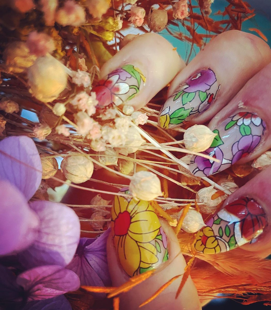 gemmyred's tweet photo. Christmas, what Christmas?
#newdaynewnails #floralfingers #flowergirl #nailart #fingerwork #retrovibes #printandpattern #appreciationprojectuk https://t.co/uNv3ES0U4m