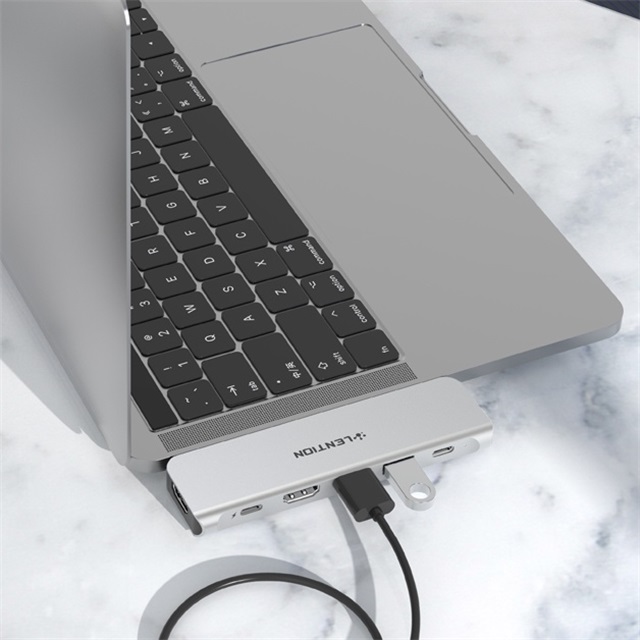 Lention5's tweet photo. If you are tired of the instability of the cable, try this👉👉 https://t.co/IIbZtOqDxT

#MacBookPro13 #MacBookPro15 #MacBookPro16  #usbhub #usb #typec #hub #dockingstations #adapter #usbchub   #laptopaccessories #macbookpro2018 #macbookair2020 #macbookpro2019 #macbookair2018 https://t.co/geNbD47leL