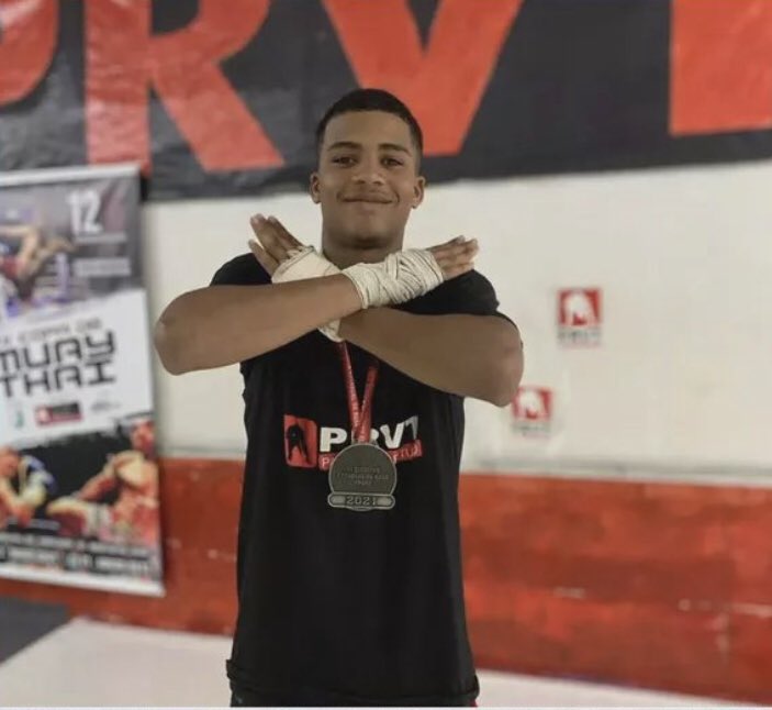 A notícia cotidiana do RJ.

+ um jovem morto pela PM, dessa vez o Vítor Reis, de 19 anos, do Morro da Jaqueira, em São Gonçalo.

Vitor era lutador, sonhava em ser profissional.

Do dia 01 ao 365 somos obrigados a narrar sonhos interrompidos.

Espero q um dia isso tenha um fim.