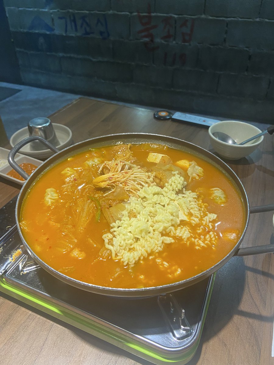 boyinjuly's tweet photo. ร้านฟีลเกาหลีแท้ๆ Hobak ที่โคเรียนทาวน์อโศก ข้าวกล่องเขย่าคืออร่อยมากก กล่องละ 150 อิ่มคุ้มอยู่เด้อ ซุปกิมจิมีทั้งเส้นทั้งเกี้ยวทั้งเนื้อตุ๋นรสไม่จัดมากกำลังดี หมูสามชั้นย่างก็ดีมันนุ่มละลายในปากกินกับสาลี่คือลงตัว ส่วนเครื่องเคียงคือแน่นมากก บรรยากาศก็เกาหลีสุด @aroii @Kin24hrs https://t.co/xy9EHjNYik