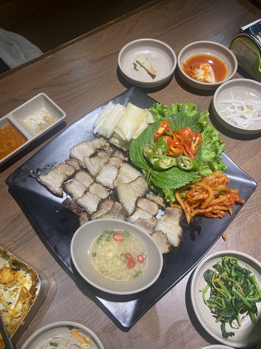 boyinjuly's tweet photo. ร้านฟีลเกาหลีแท้ๆ Hobak ที่โคเรียนทาวน์อโศก ข้าวกล่องเขย่าคืออร่อยมากก กล่องละ 150 อิ่มคุ้มอยู่เด้อ ซุปกิมจิมีทั้งเส้นทั้งเกี้ยวทั้งเนื้อตุ๋นรสไม่จัดมากกำลังดี หมูสามชั้นย่างก็ดีมันนุ่มละลายในปากกินกับสาลี่คือลงตัว ส่วนเครื่องเคียงคือแน่นมากก บรรยากาศก็เกาหลีสุด @aroii @Kin24hrs https://t.co/xy9EHjNYik