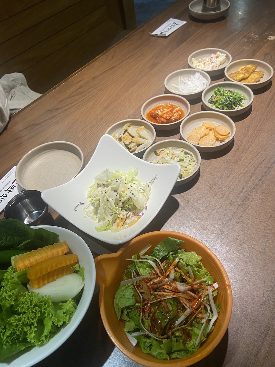 boyinjuly's tweet photo. ร้านฟีลเกาหลีแท้ๆ Hobak ที่โคเรียนทาวน์อโศก ข้าวกล่องเขย่าคืออร่อยมากก กล่องละ 150 อิ่มคุ้มอยู่เด้อ ซุปกิมจิมีทั้งเส้นทั้งเกี้ยวทั้งเนื้อตุ๋นรสไม่จัดมากกำลังดี หมูสามชั้นย่างก็ดีมันนุ่มละลายในปากกินกับสาลี่คือลงตัว ส่วนเครื่องเคียงคือแน่นมากก บรรยากาศก็เกาหลีสุด @aroii @Kin24hrs https://t.co/xy9EHjNYik