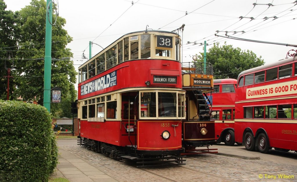 Трамвай по английски. Лондон trams. Трамвай Лондон. Трамвай в Англии. Двухэтажный трамвай в Лондоне.