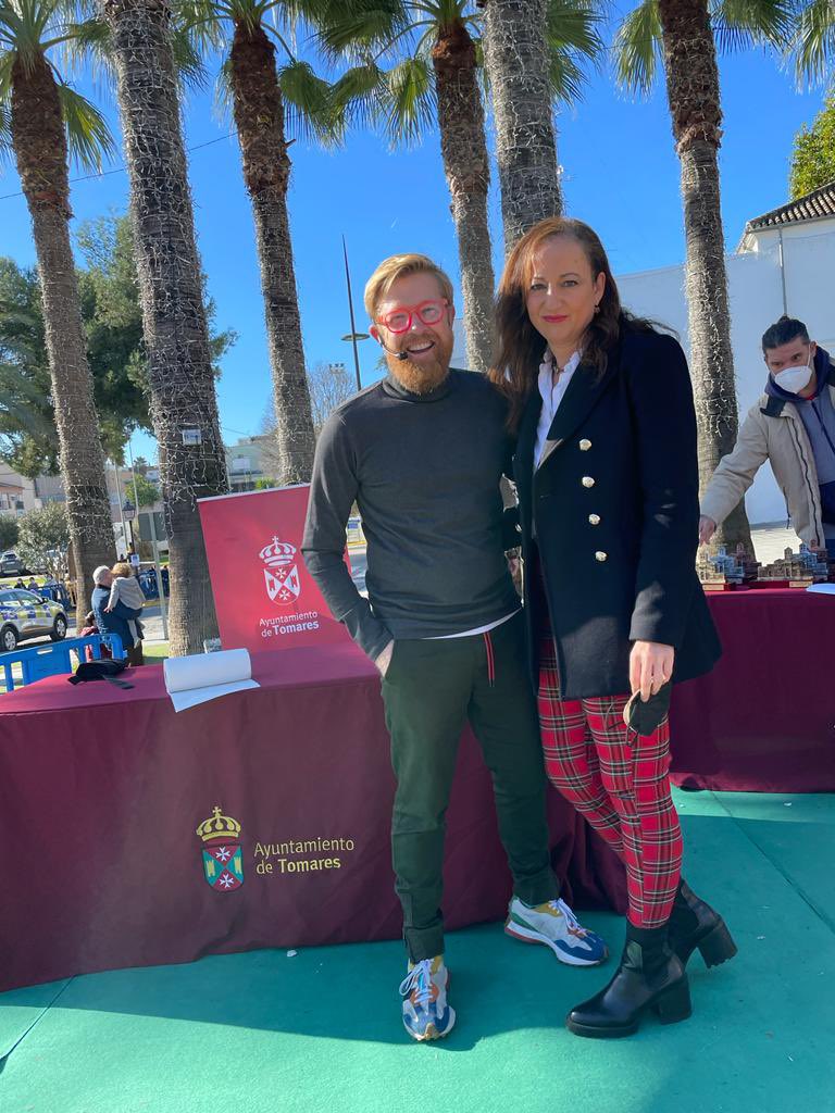 tomaresgourmet's tweet photo. A pocos minutos del comienzo del acto de entrega de Premios de la IX Ruta de la tapa de Tomares el conductor del evento @DanielMChef4 con la Presidente de la Asociación de Empresarios de Tomares @Cire_Tomares https://t.co/QjgiUzIuTE