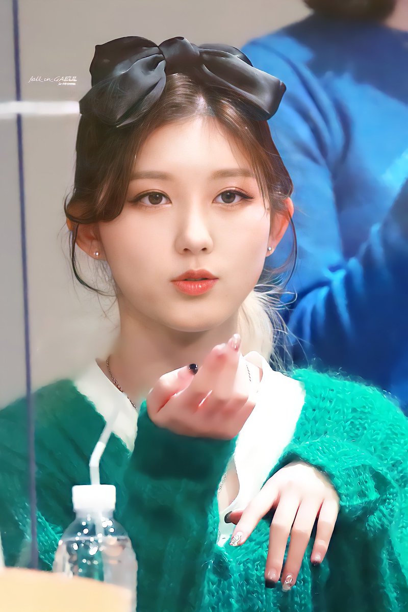 fall_in_gaeul's tweet photo. 211226 #IVE fansign
chu~😘😘
#GAEUL #가을 #아이브 #ELVEN #IVE_ELVEN @IVE_twt @IVEstarship https://t.co/N0WTjQ4QuA
