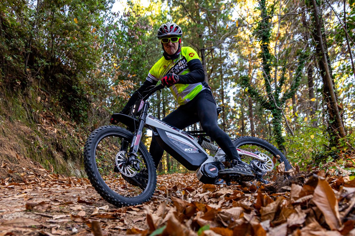 BraihBikes's tweet photo. Finishing 2021 with energy, squeezing the tires of our Super e-Bikes. Available in 24" and 27.5". 

And looking forward to the new year! 🥳
.
#braih #superebike #braihbikes #bike #ebikes #FinishOutTheYear #bikelife #NewYear2022 #cycling #biker #mtb #electricbike https://t.co/65UZoiJ1vY