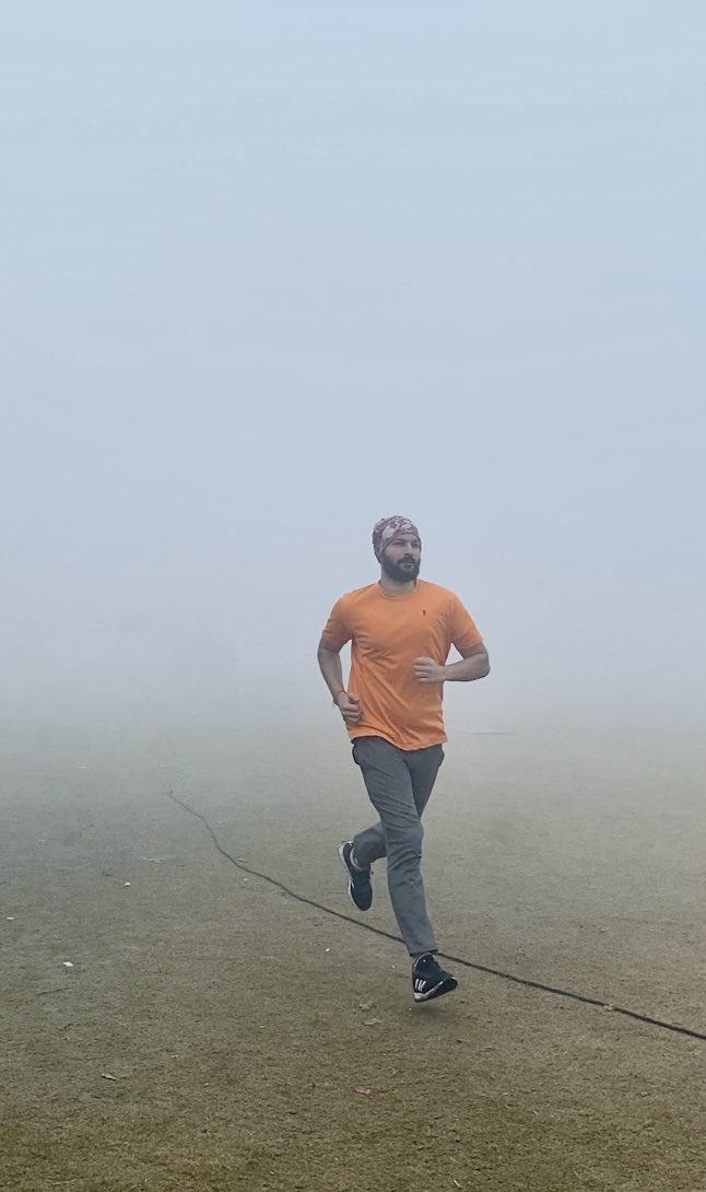 shivamcnb's tweet image. What a year of running . Here’s to a great year.
640km in total since June..coming into 2022 at  5’11’’ 77kg ~shredded 13kg!!
Hopeful to add some self competitions in 2022.
Grateful to @SandeepMall sir  🙏

 #vegan #runningyear #consistentrunner 
#runninggoals #foggymorning