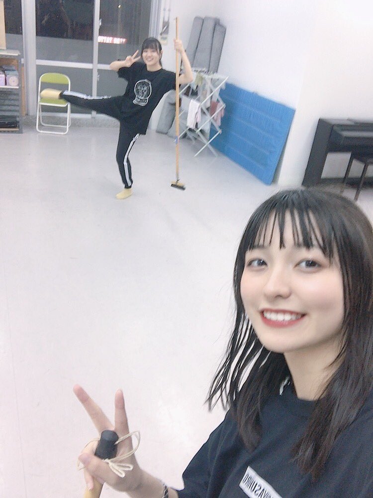 COLORSLOLLIPOP's tweet photo. こんばんはー！！
明日は
『ぴらぱら成人式おめでとうライブ㊗️』です！✨
練習では安定にいっぱい汗かいて髪はボサボサです。(笑)
多分まともな写真はるなねーねーが載せてくれるはずっ！！

リポペンさん！明日はフル装備で来てくださいね〜〜 たのしもう！！
まだまだ予約待ってます🍭

nao🌷 https://t.co/t4AxVtrjPg