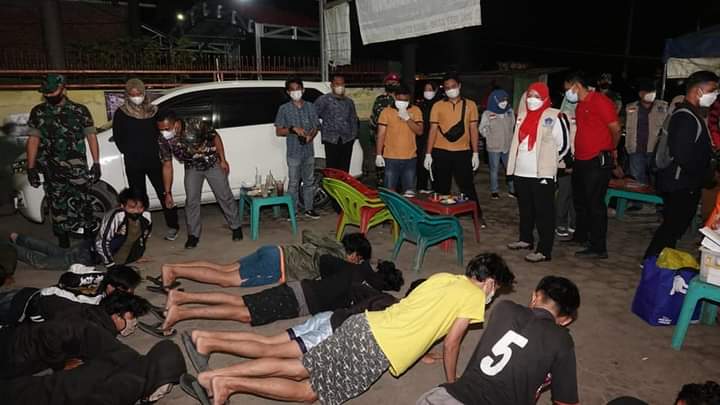 Walikota <a href="/Bunda_EvaDwiana/">Hj. Eva Dwiana Herman HN</a> monitoring jam operasional tempat usaha disejumlah lokasi di kota Bandarlampung. Berdasarkan Intruksi Walikota No 18 thn 2021, bahwa batas jam operasional cafe &amp; restoran dibatasi hingga pukul  22.00 WIB dgn kapasitas pengunjung 50 % dgn prokes yg ketat