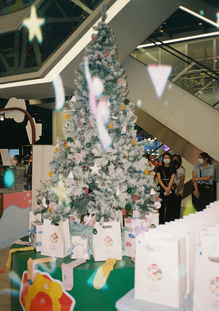natchamaichob's tweet photo. a day with @ppkritt & his #CC1stPopUpStore
🎞🌈❣️ https://t.co/BWnV0Ho8do